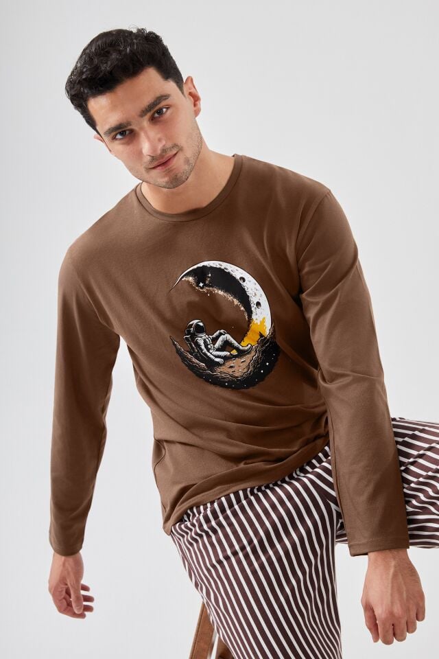 Erkek Pamuklu Uzun Kollu Üst Astronot Baskılı Alt Çizgili Pijama Takımı Kahverengi - Beyaz - XL