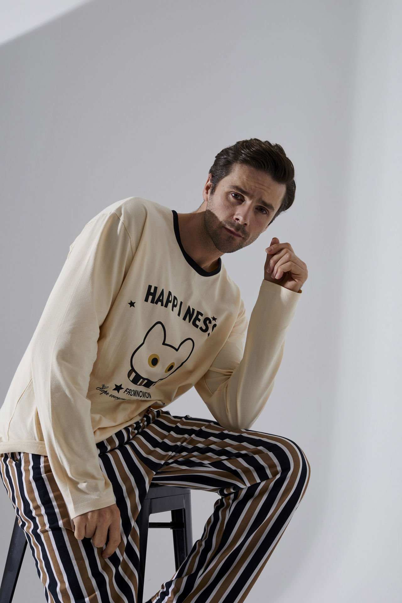 Erkek Pamuklu Uzun Kollu Üst Baskılı Alt Çizgili Cep Detaylı Pijama Takımı