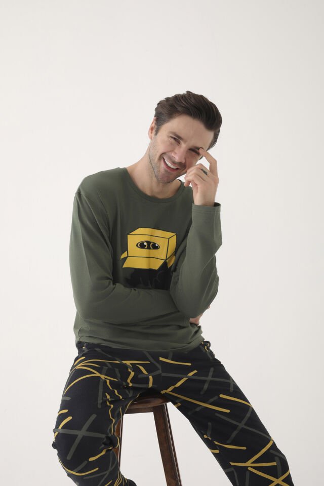 Erkek Pamuklu Uzun Kollu Üst Baskılı Alt Desenli Cepli Pijama Takımı