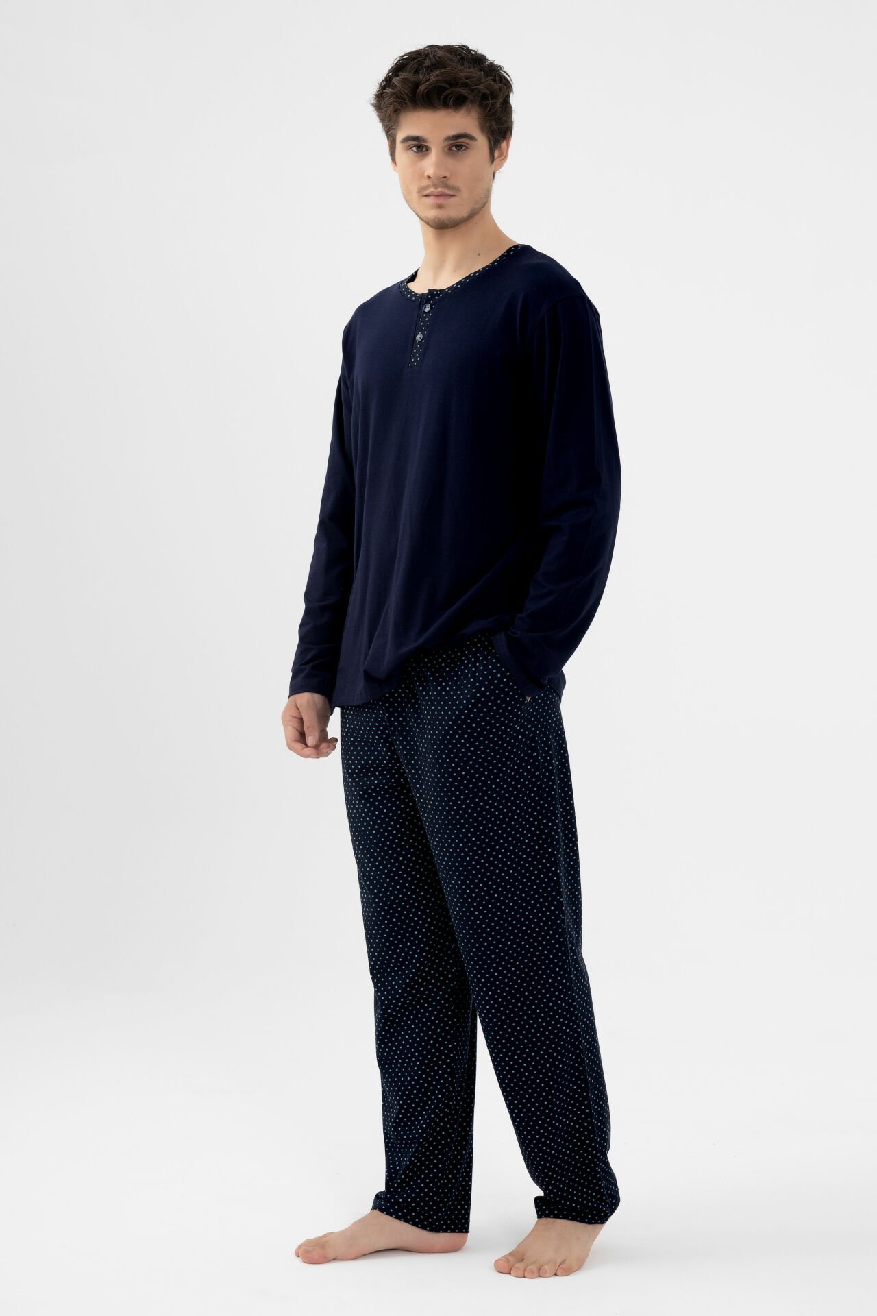 Erkek Pamuklu, Likralı, Yaka Düğmeli Uzun Kollu ve Cep Detaylı Puan Desenli Pijama Takımı