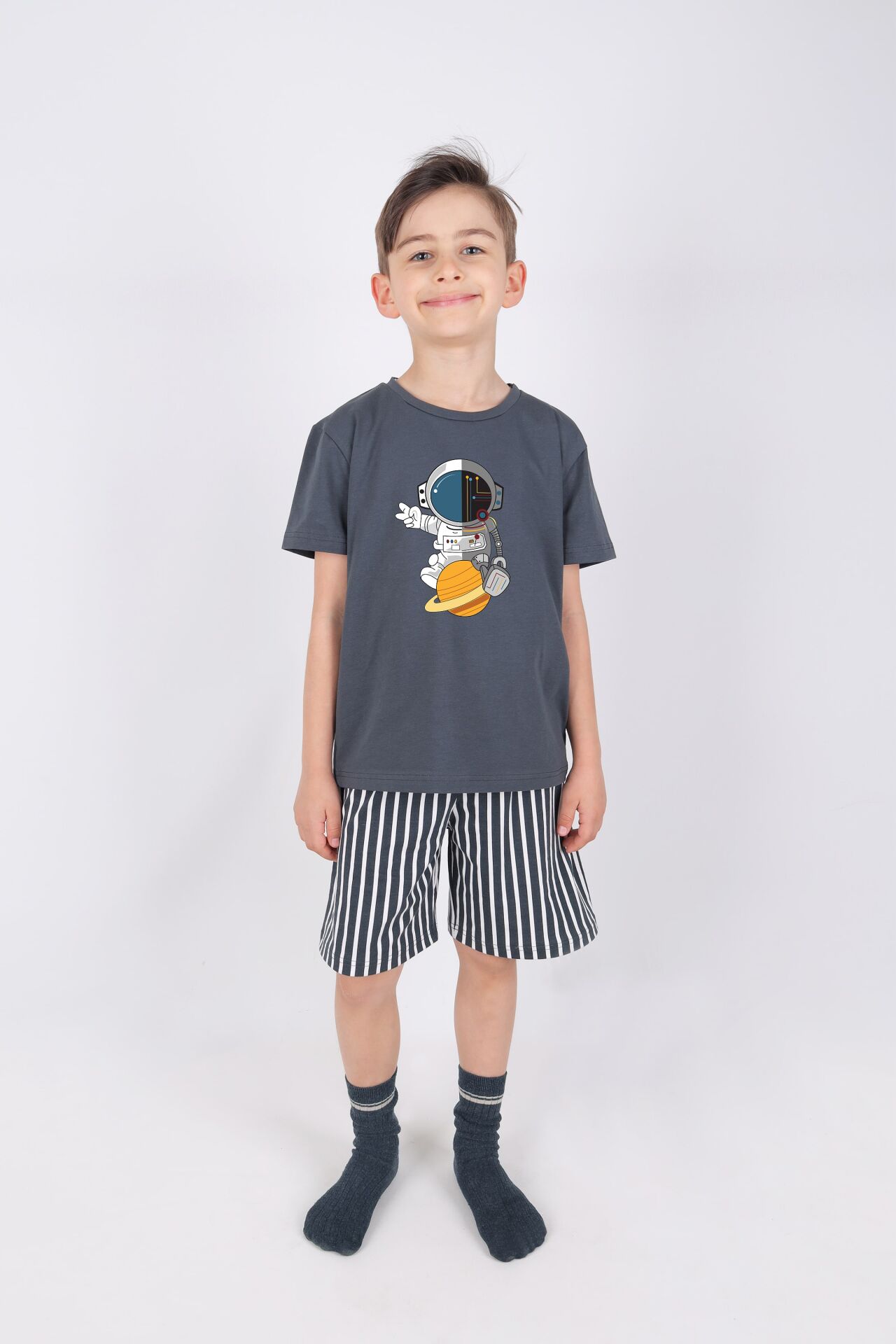 Erkek Çocuk Pamuklu Kısa Kollu Üst Astronot Baskılı Alt Çizgili Şortlu Takım 5-6 Yaş - Füme - Beyaz
