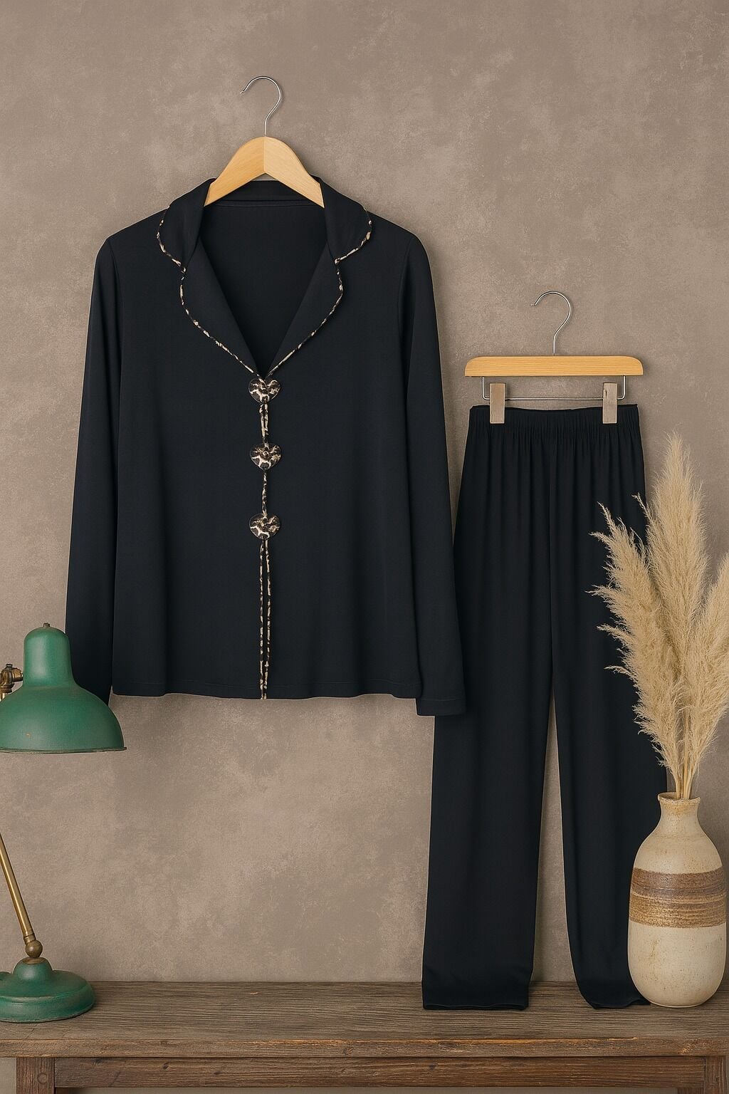 Kadın Yumuşak Dokulu Leopar Desenli Fiyonklu Uzun Kollu Gömlek Yaka Pijama Takımı Siyah - S/M